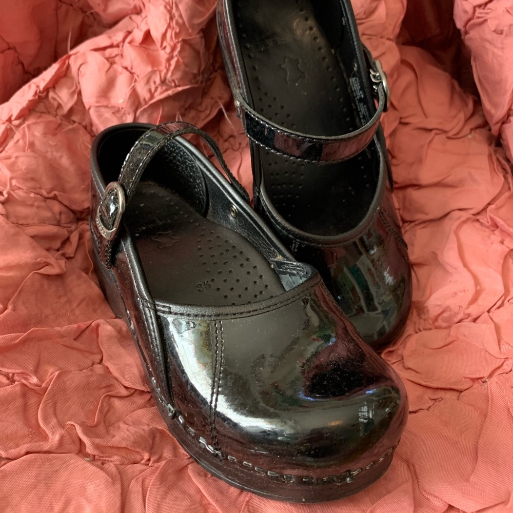 Dansko black patent clogs size 5